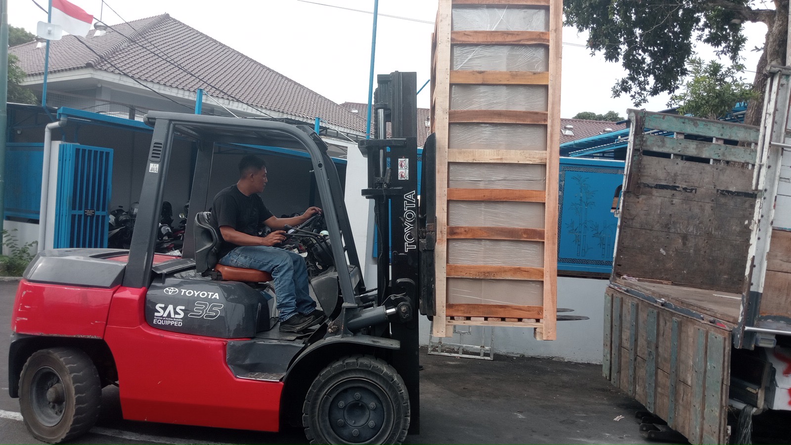 Foto aktivitas forklift di area kerja