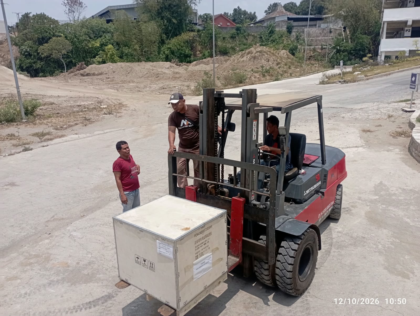 Forklift memindahkan barang di area kerja