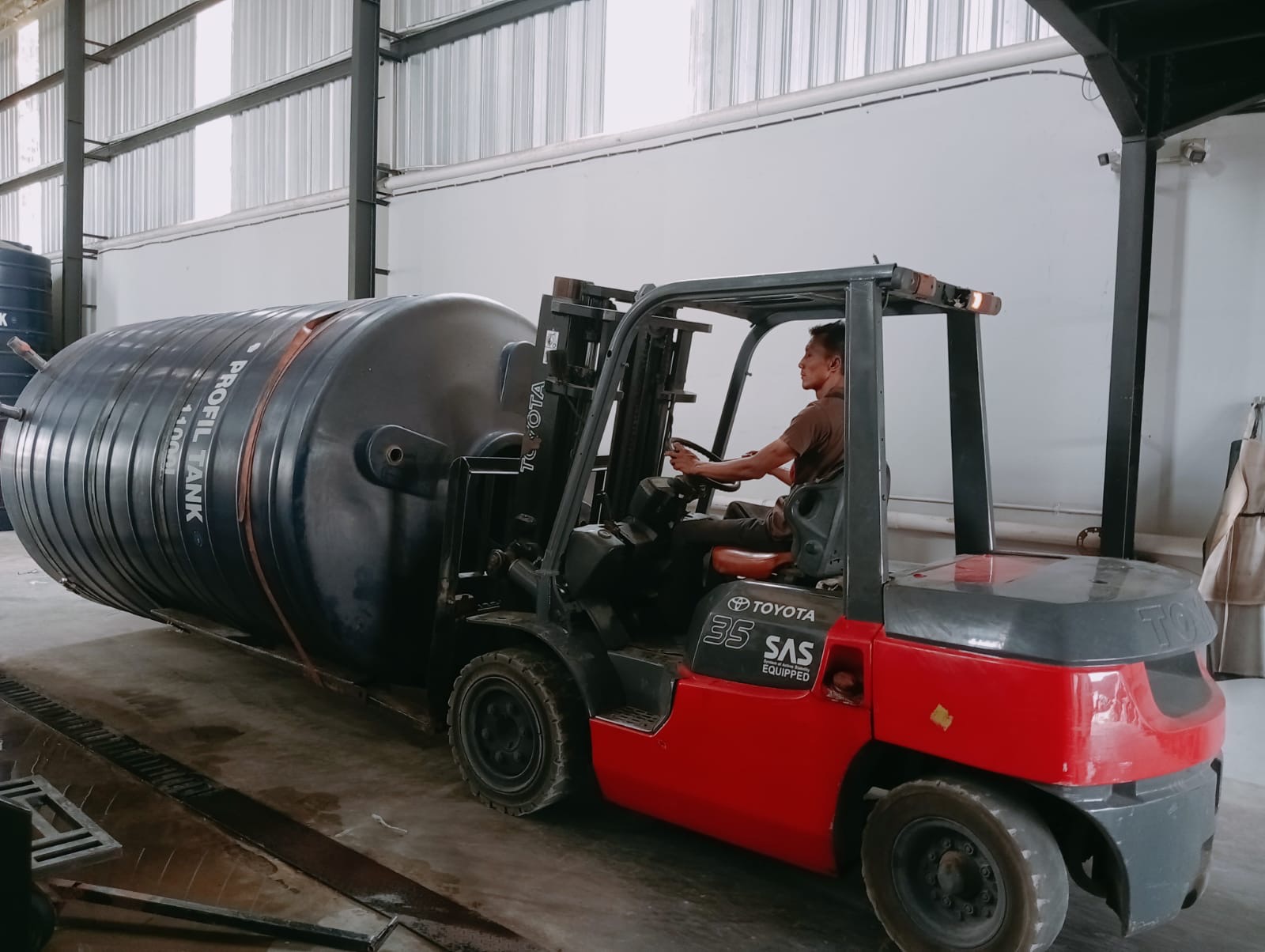 Forklift menangani material berukuran besar